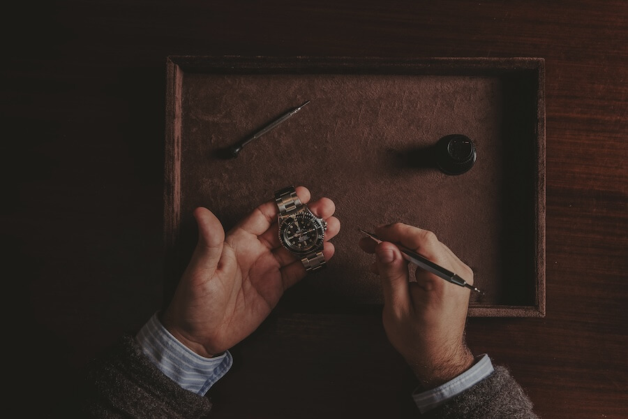 Andrea Piccinini che ispeziona un orologio vintage